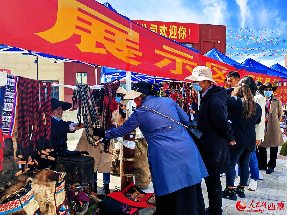 技能大賽現(xiàn)場(chǎng)引來(lái)不少客戶。人民網(wǎng) 李海霞攝