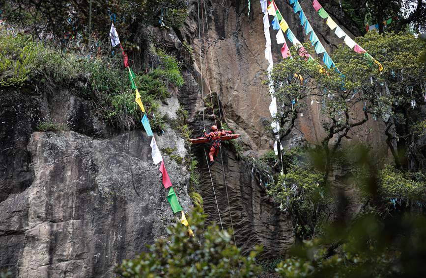 被困人員垂直提拉至安全位置。西繞拉翁攝