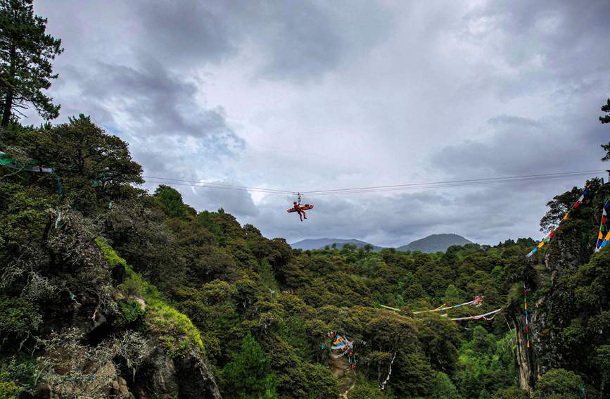 救援實(shí)戰(zhàn)訓(xùn)練中，消防員在云中漫步。西繞拉翁攝