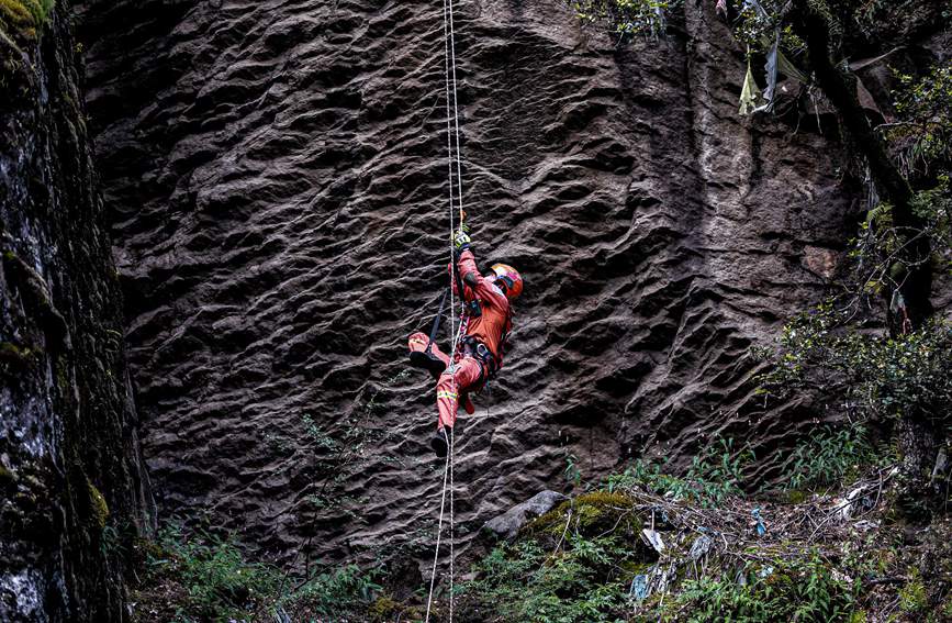 救援實(shí)戰(zhàn)訓(xùn)練中，消防員垂直攀爬。西繞拉翁攝
