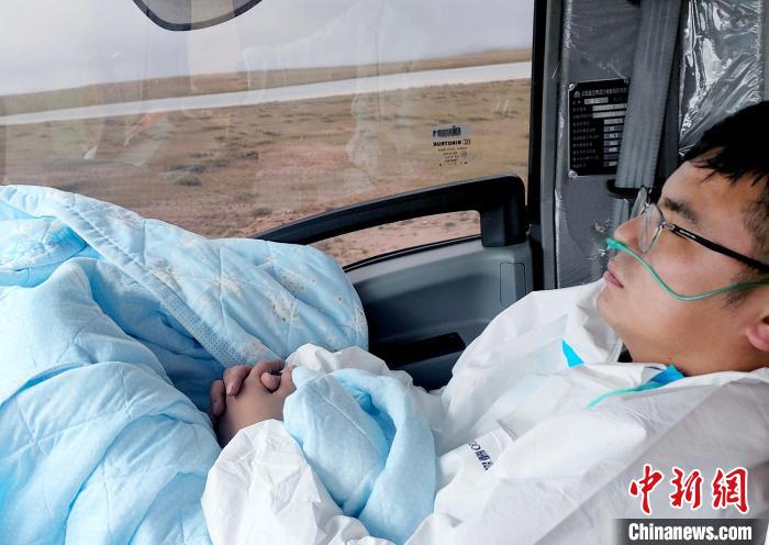 從咸陽(yáng)開(kāi)始到拉薩，閆光宇和朋友吃住均不離車(chē)?！∴嵟?攝