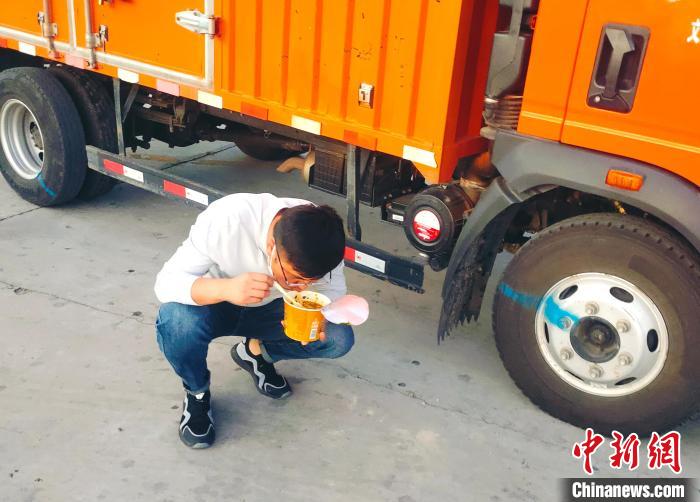由于沿路疫情原因，閆光宇和朋友只能在服務(wù)區(qū)簡(jiǎn)餐?！∴嵟?攝