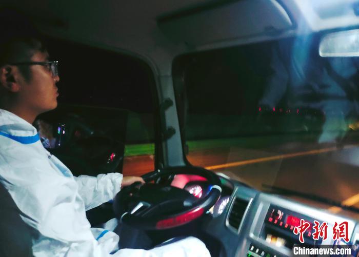 星夜疾馳，只為讓防疫物資早日抵達(dá)西藏?！∴嵟?攝
