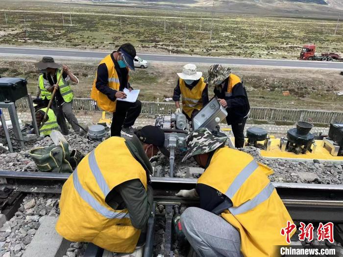 圖為青藏鐵路基礎設施“升級換代”施工現(xiàn)場?！‖F(xiàn)場作業(yè)人員供圖