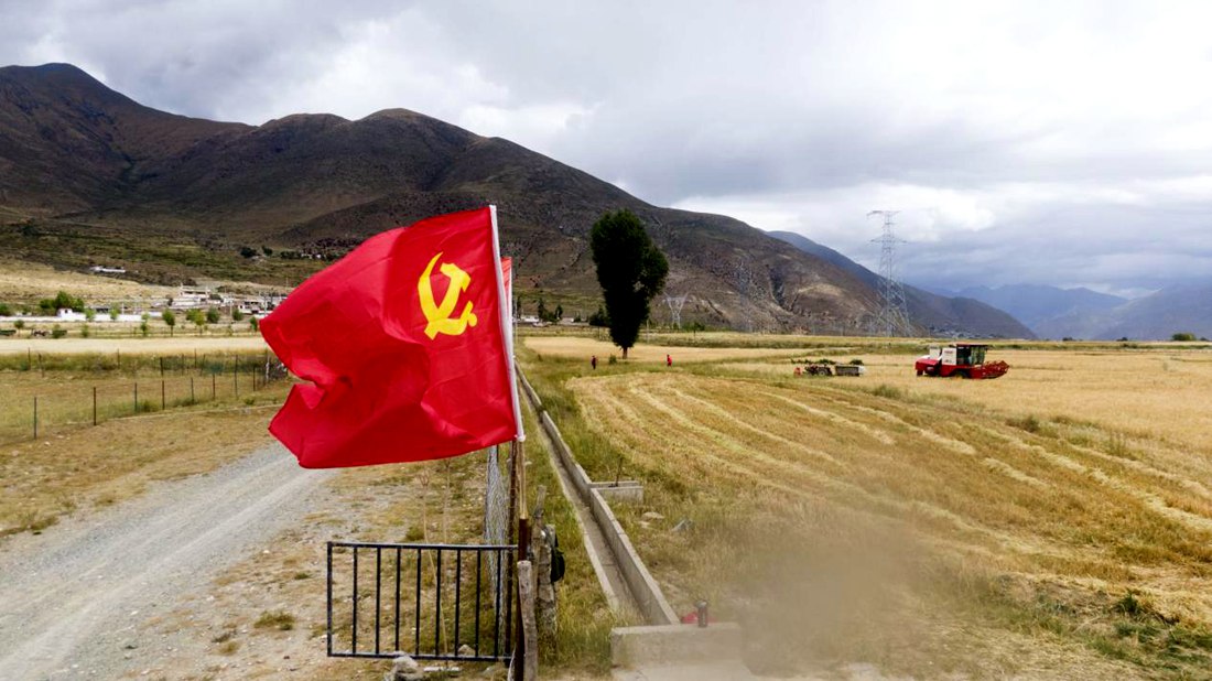 黨員先鋒隊沖在前。洛克攝