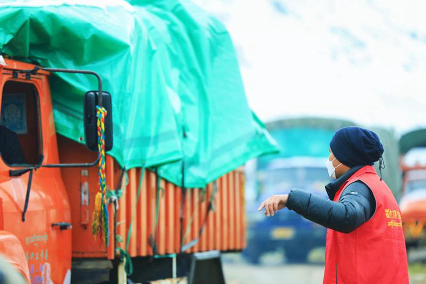 “紅馬甲”幫牧民順利轉(zhuǎn)場。洛克攝