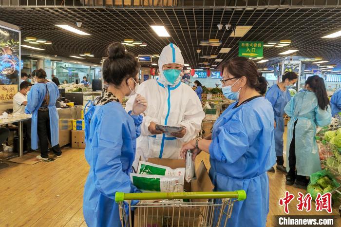 圖為疫情期間，西藏格拉丹東超市調(diào)配物資，保障市場供應(yīng)?！∈茉L者供圖