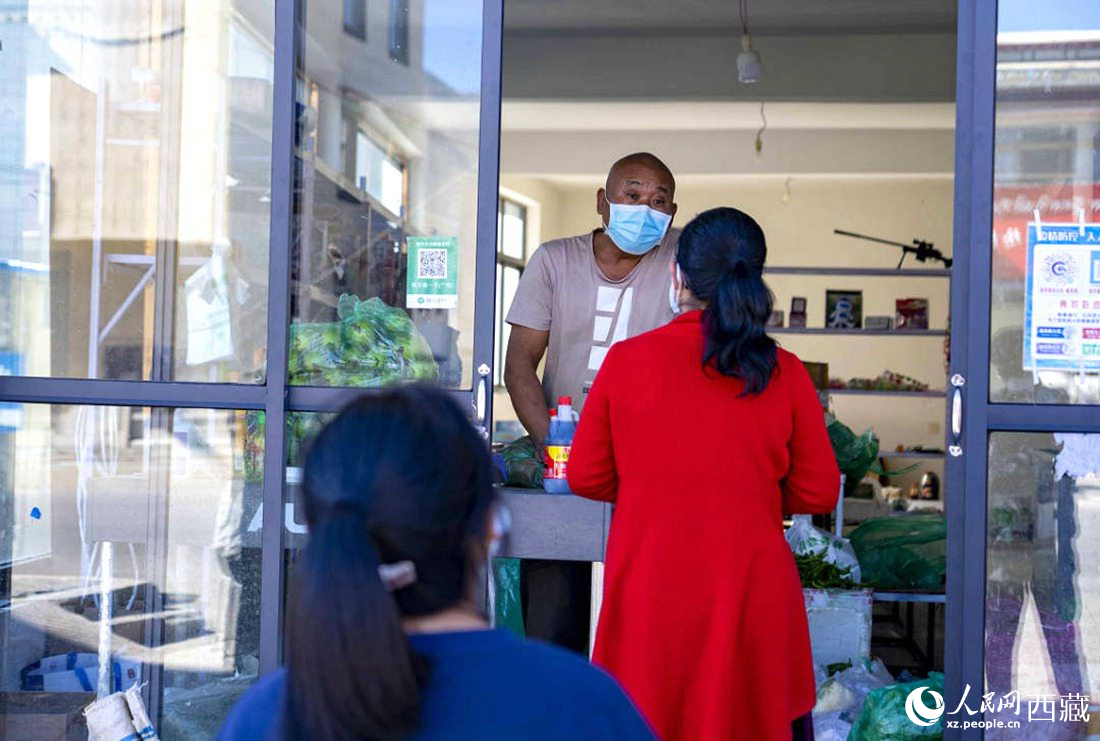 市民們有序排隊(duì)購買早餐。人民網(wǎng) 次仁羅布攝