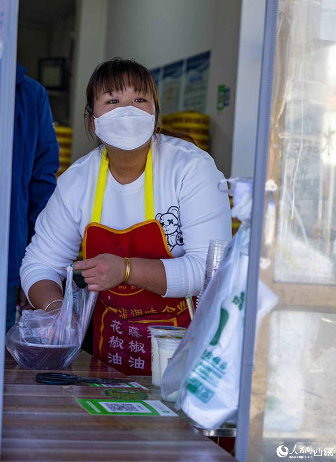 包子店老板正在為顧客打包早餐。人民網(wǎng) 次仁羅布攝