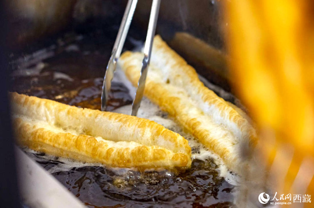 熱氣騰騰的油條。人民網(wǎng) 次仁羅布攝