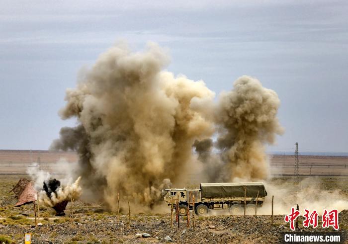 圖為模擬運(yùn)輸分隊(duì)通過炮火路段?！?王先鋒 攝
