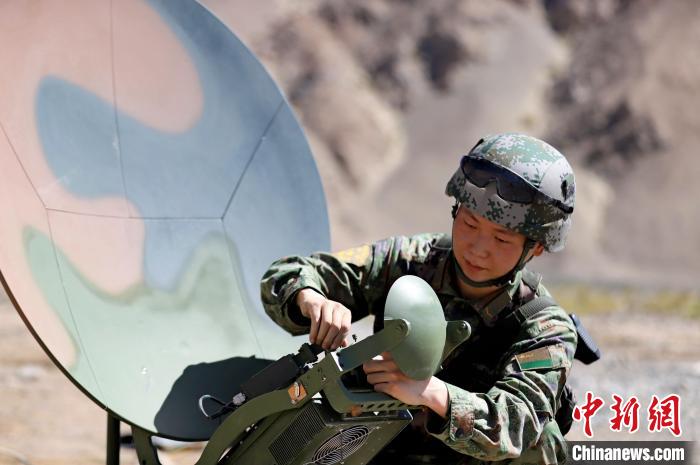 圖為官兵進(jìn)行衛(wèi)星通訊架設(shè)?！?鄒寧寧 攝