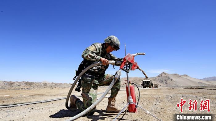 圖為官兵為群車加油?！?胡吉容 攝