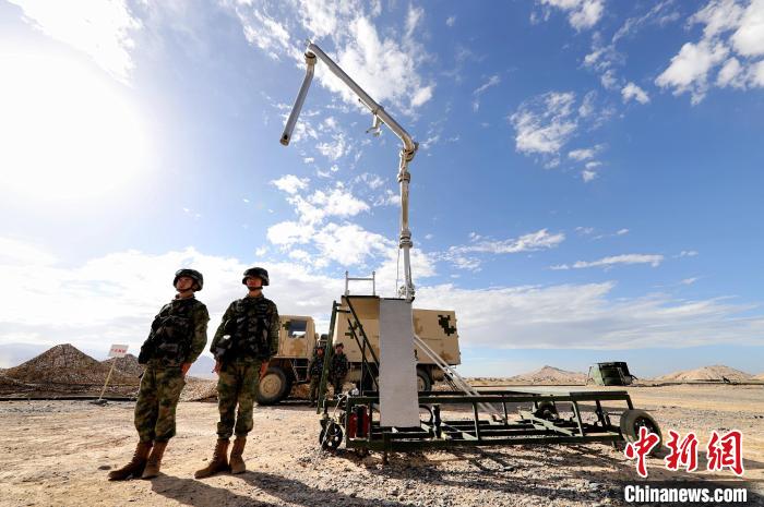 圖為野戰(zhàn)油庫開設(shè)。　 唐 堯 攝