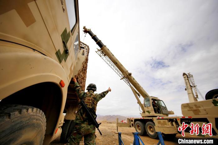 圖為野戰(zhàn)車輛搶修環(huán)節(jié)。　 祁漢智 攝