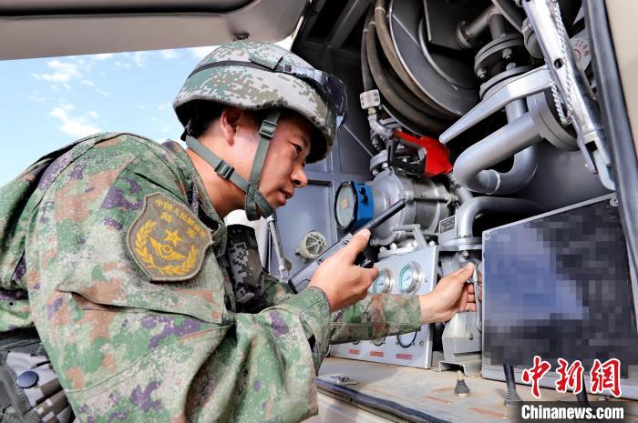 圖為群車加油科目演練現(xiàn)場。　 王先鋒 攝