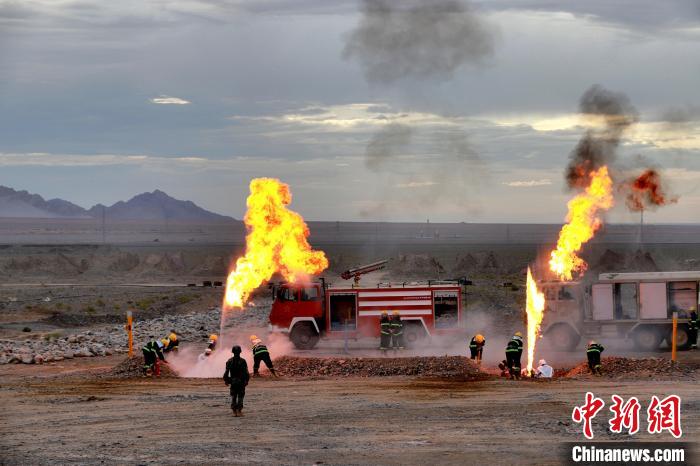 圖為野戰(zhàn)管線搶修?！?鄒寧寧 攝