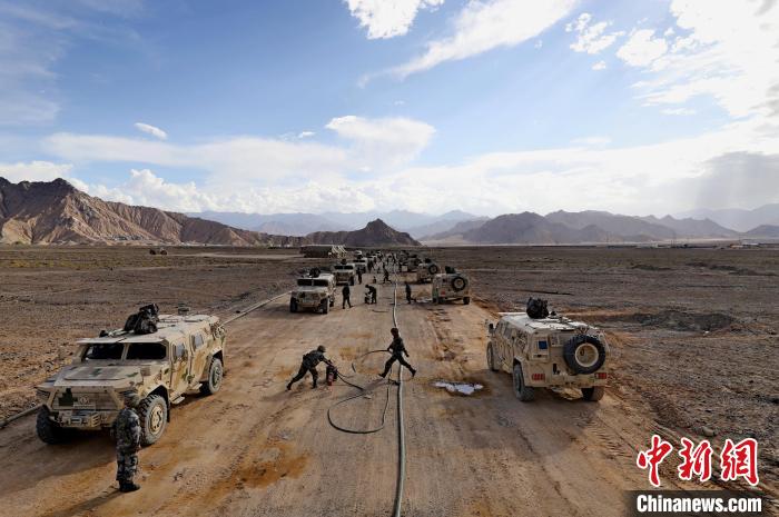 圖為群車加油科目演練現(xiàn)場。　 祁漢智 攝