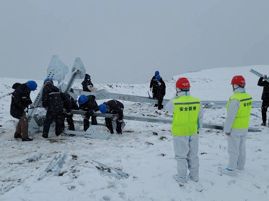 9月13日，電力施工人員正在對(duì)改造工器具進(jìn)行清點(diǎn)和組裝。秦鐘攝