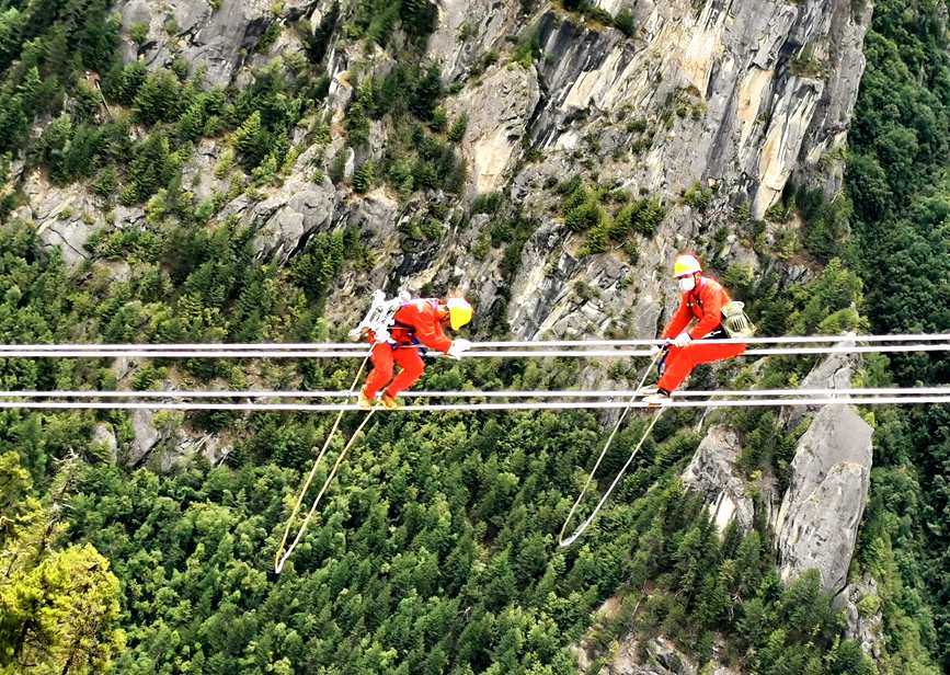 9月15日，電力檢修人員開展左波線米堆冰川段導(dǎo)線扭絞處理走線作業(yè)。旦尼攝