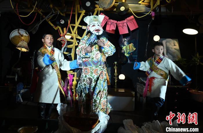 圖為由少兒表演的藏戲在公開場合演出。資料圖 趙朗 攝