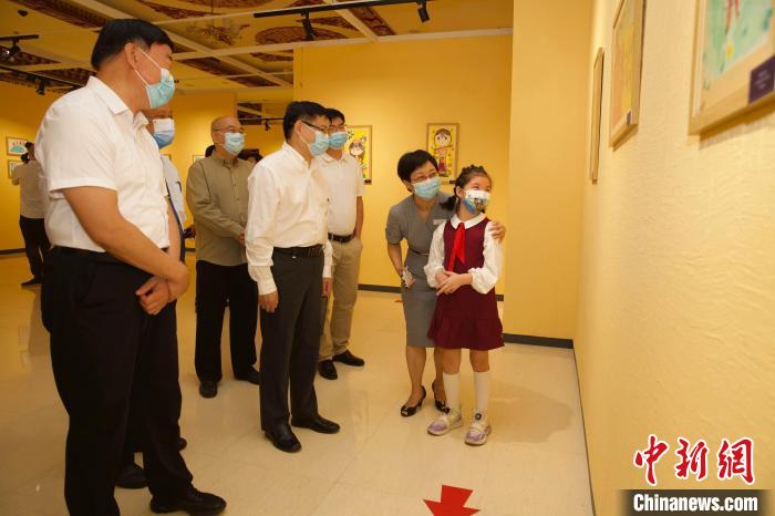 圖為與會嘉賓與入選畫作的“小作者”們一同觀展?！≈袊貙W(xué)研究中心供圖