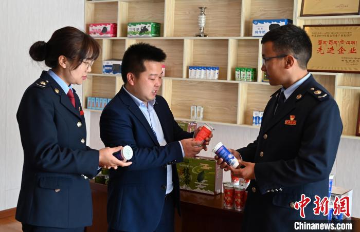 圖為林芝稅務(wù)部門(mén)上門(mén)了解企業(yè)情況，并宣講稅收政策。資料圖 趙朗 攝