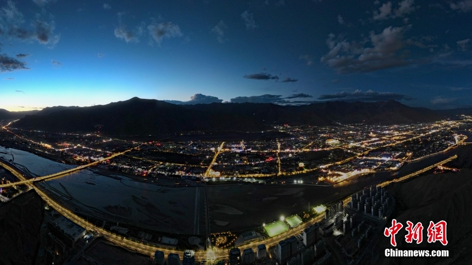 資料圖為2020年6月10日，拉薩城市入夜，燈光點(diǎn)亮高原古城夜色。（無(wú)人機(jī)畫(huà)面） <a target='_blank' href='/'><p  align=