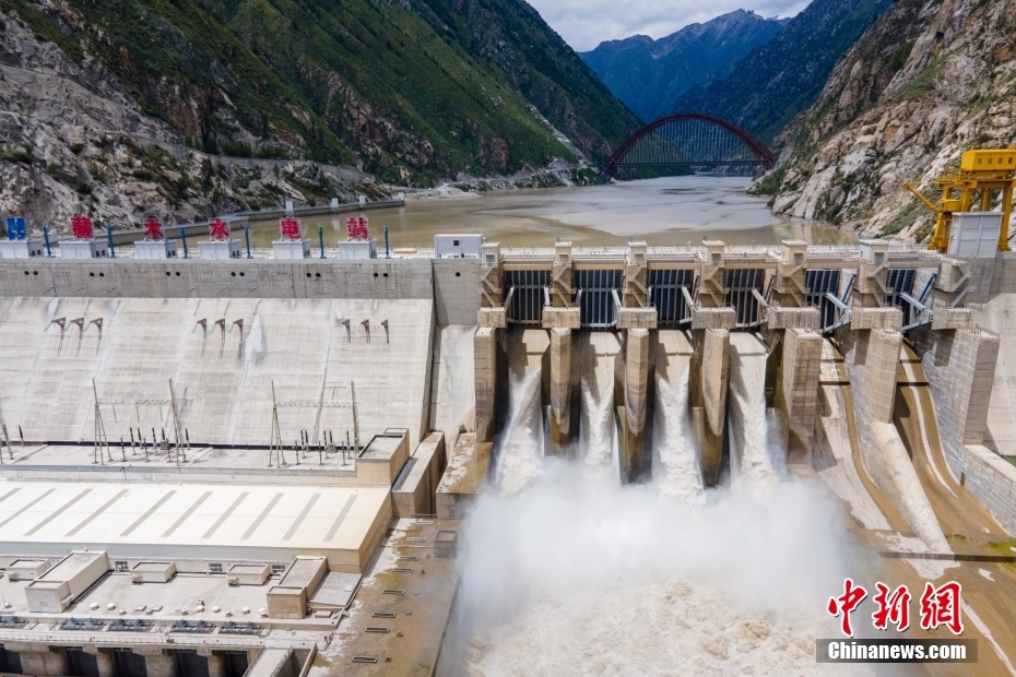 資料圖為2021年8月7日，西藏山南雅魯藏布江上的藏木水電站。（無(wú)人機(jī)畫(huà)面） <a target='_blank' href='/'><p  align=