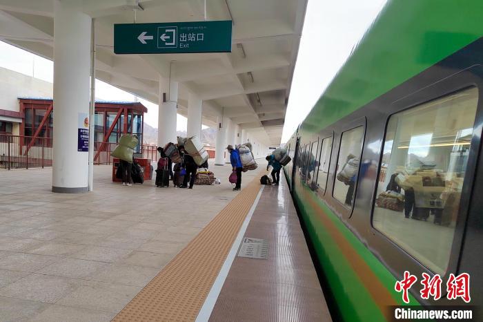 乘客乘復(fù)工專(zhuān)列抵達(dá)日喀則。　拉薩車(chē)務(wù)段 供圖