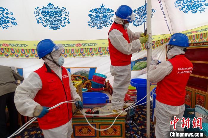 圖為西藏類烏齊縣供電部門為臨時(shí)隔離點(diǎn)50頂帳篷進(jìn)行用電接入?！÷逅傻侵?攝