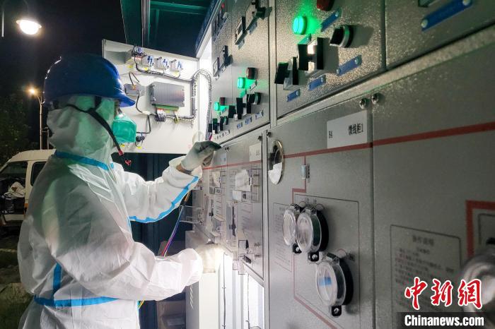 西藏電力部門順利完成方艙醫(yī)院供電設(shè)備安全可靠接入。　王大飛 攝