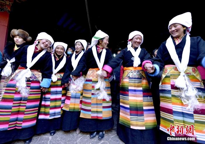 資料圖為2014年12月6日，拉薩民眾歡度“仙女節(jié)”。 <a target='_blank' href='/'><p  align=