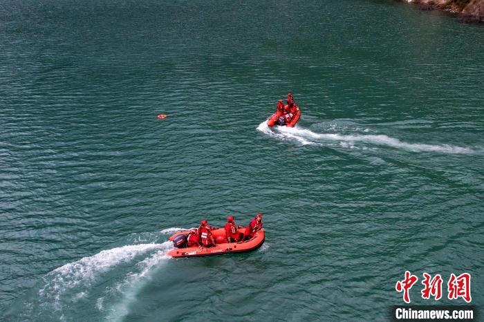消防員操作舟艇進(jìn)行s型繞標(biāo)?！『罱?攝