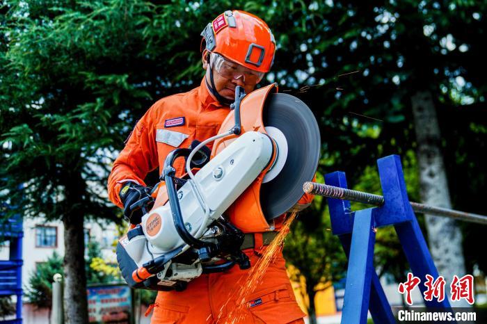 西藏林芝森林消防年度綜合救援技能大練兵活動(dòng)現(xiàn)場(chǎng)?！『罱?攝