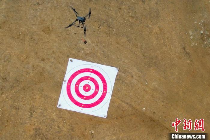 圖為消防員利用無人機(jī)空投滅火彈?！钣例?攝