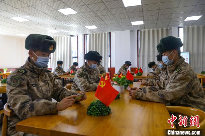 圖為阿里軍分區(qū)某邊防團組織官兵通過手機收聽收看二十大開幕盛況?！詵|供圖