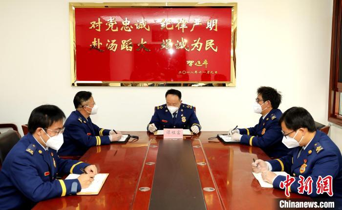 圖為西藏森林消防總隊在二十大開幕會結(jié)束后組織學(xué)習(xí)討論?！∥鞑厣窒揽傟牴﹫D