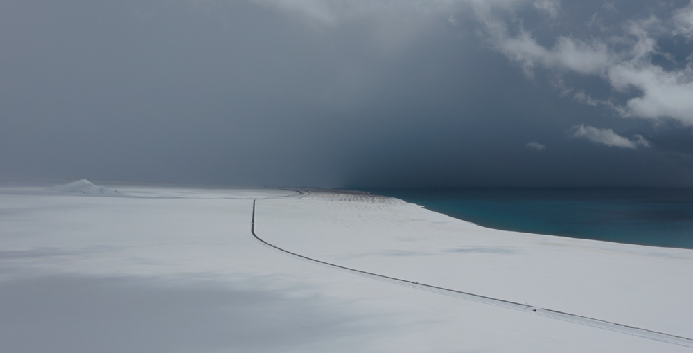 西藏阿里地區(qū)改則縣迎來(lái)初雪，銀裝素裹，美如畫(huà)卷。