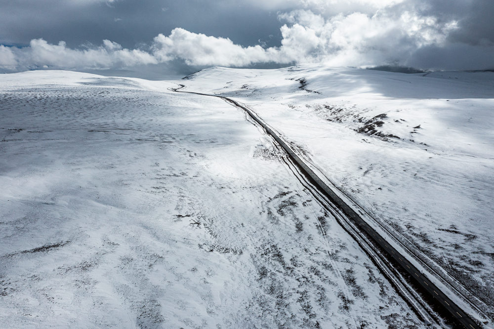 西藏阿里地區(qū)改則縣迎來(lái)初雪，銀裝素裹，美如畫(huà)卷。