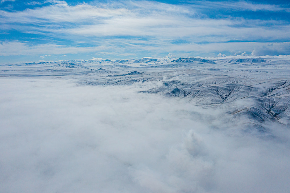 西藏阿里地區(qū)改則縣迎來(lái)初雪，銀裝素裹，美如畫(huà)卷。