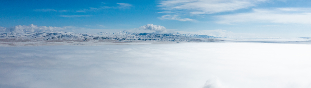 西藏阿里地區(qū)改則縣迎來(lái)初雪，銀裝素裹，美如畫(huà)卷。