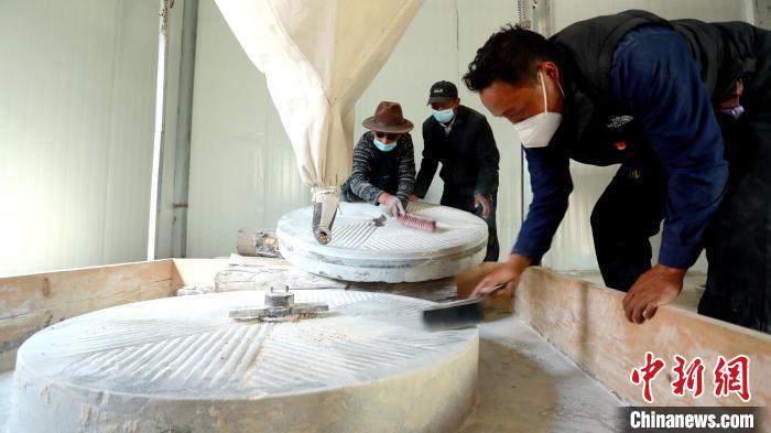 圖為合作社負(fù)責(zé)人完成糌粑加工后清掃水磨設(shè)施?！〖卫杩h融媒體中心供圖