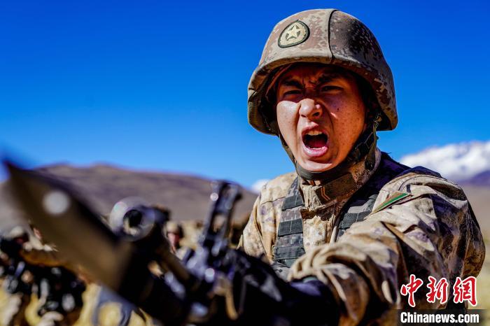 官兵正在進行刺殺操訓練?！∥鞑厣侥宪姺謪^(qū)某團供圖