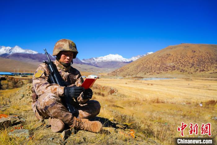 戰(zhàn)士正在品讀該團制作下發(fā)的二十大報告內容匯編“口袋書” ?！∥鞑厣侥宪姺謪^(qū)某團供圖