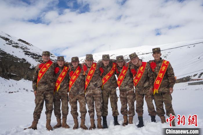 退伍老兵合照留念?！∥鞑厣侥宪姺謪^(qū)某團(tuán)供圖