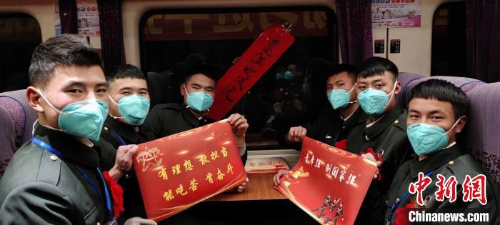 退伍老兵在退伍專列上合影留念。　西藏山南軍分區(qū)某團(tuán)供圖