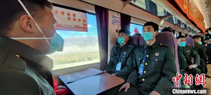 退伍老兵乘坐在退伍專列?！∥鞑厣侥宪姺謪^(qū)某團(tuán)供圖