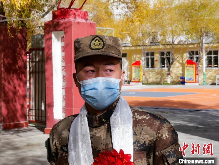 圖為什布奇邊防連退伍老兵臨別前再看一眼連隊(duì)?！詵| 攝