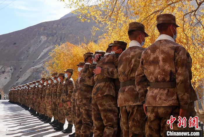 圖為什布奇邊防連退伍老兵與戰(zhàn)友相擁而泣，依依惜別。　徐昌成 攝